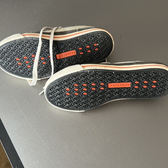 Boys Sketchers size 4 - Picture 3 of 7